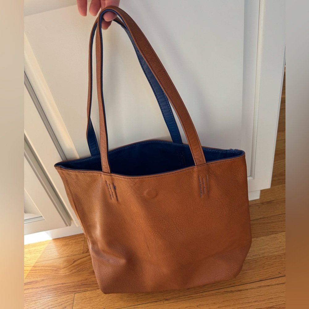 Leather reversible tote with magnetic closure
